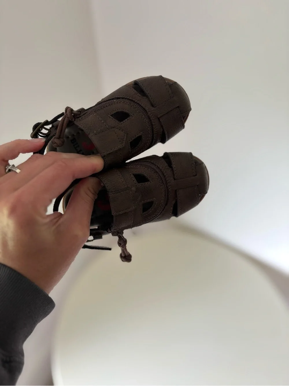 BILLY Kids Brown Closed-Toe Fisherman Sandals 7